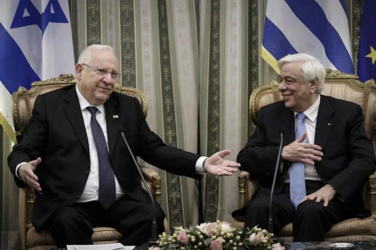 Τον φάγανε τα ντολμαδάκια!  Έσπασε η καρέκλα του Προέδρου του Ισραήλ στο δείπνο με Παυλόπουλο
